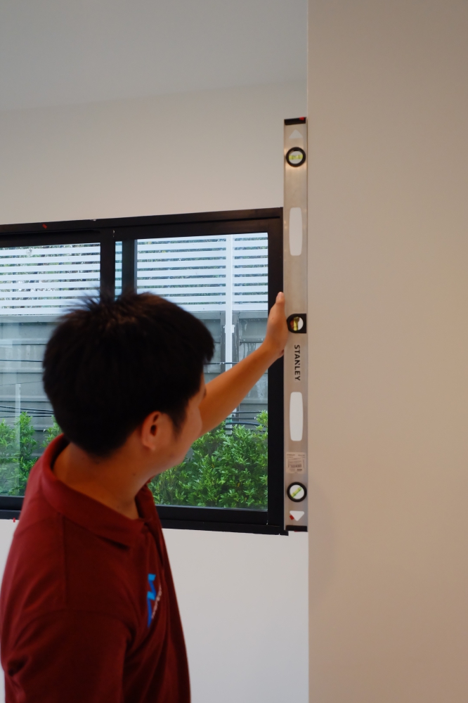 การตรวจสอบผนังด้วย
ไม้ระดับน้ำ (Angle meter)